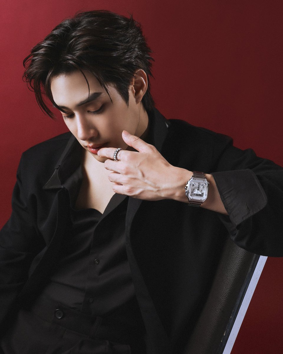 thedailybkk's tweet photo. ดูดีโดดเด่นอย่างมีสไตล์: '#เติ้ลมติมันท์ ' ลุคพรมแดง Weibo Gala 2026 ด้วย Cartier

#CartierThailand #Tle_mtm #WeiboGala2026

อีกหนึ่งหนุ่มดาวรุ่งที่ดึงดูดทุกสายตาบนพรมแดง Weibo Gala 2026 ณ พารากอนฮอลล์ สยามพารากอน คือ เติ้ล มติมันท์  ที่ปรากฏตัวในลุคทันสมัย สะท้อนเสน่ห์อันเปี่ยมด้วยพลังและความเฉียบคมของคนรุ่นใหม่

#เติ้ลมติมันท์ เลือกคอมพลีตลุคด้วยเรือนเวลาระดับไอคอนอย่าง Santos de Cartier โดดเด่นด้วยหน้าปัดสีเงินคลาสสิกจับคู่สายสแตนเลสสตีล ให้ความรู้สึกเท่ สปอร์ตหรู และทรงพลังในเวลาเดียวกัน

พร้อมเพิ่มมิติความงดงามให้ลงตัวยิ่งขึ้นด้วยการผสมผสานจิวเวลรี่ชิ้นไฮไลต์ ไม่ว่าจะเป็น กำไล Love เซรามิกรุ่นล่าสุด ที่ตีความความรักในมุมมองสุดร่วมสมัย และ แหวน Clash de Cartier ดีไซน์ทรงหมุดอันเป็นเอกลักษณ์ สะท้อนตัวตนที่มีสไตล์ ไร้ขีดจำกัด และ โดดเด่นอย่างลงตัว