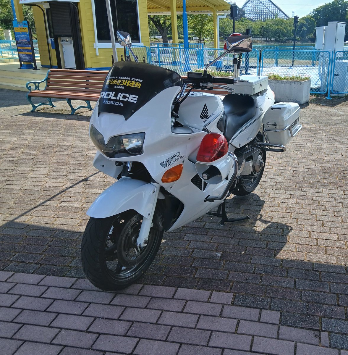 nikorui_04's tweet photo. 東武動物公園で遊んでたらパトカーと白バイの乗車体験ができた！
RX-7と370GTがあってビックリ👀‼️
憧れてた白バイにも乗れて幸せ😃💕
ステキな夏休みをありがとう！
#埼玉県警 #東武動物公園 #zoo https://t.co/s3rMGqpTZc