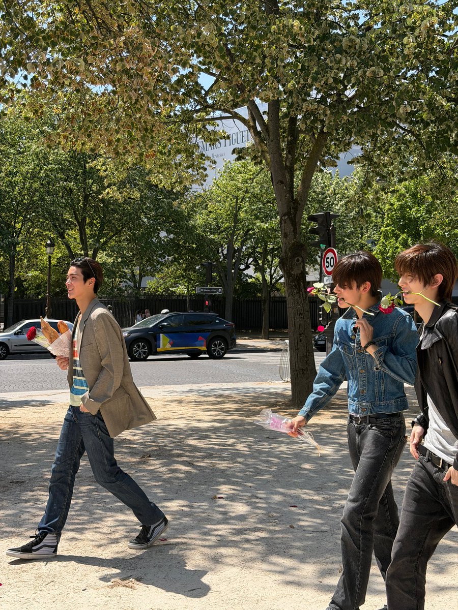 imjong27's tweet photo. 파리 이러고 돌아다닌거진짜안믿기네 https://t.co/B0KlUqcF1g