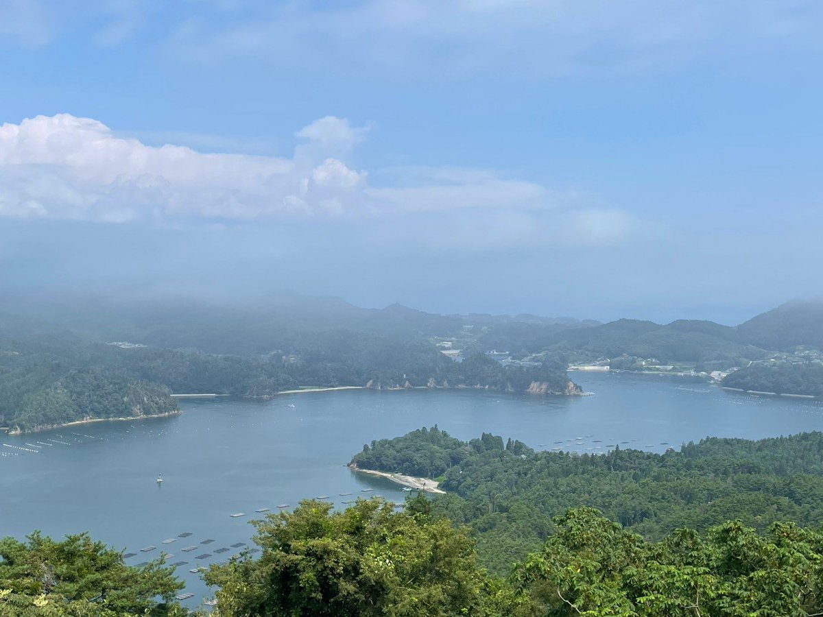 mone_suganami's tweet photo. 今日は昨日とうって変わって薄曇り。
日差しがそれほど強くなく、海風が気持ちよかったので、駐車場から亀山テラスまで徒歩で登りました。
昨日のコンサートの余韻にひたりながら。
美しい気仙沼の景色と優しい風に癒やされました。
#おかえりモネ　#おかえりコンサート　#気仙沼 https://t.co/HRsXWug2Hu