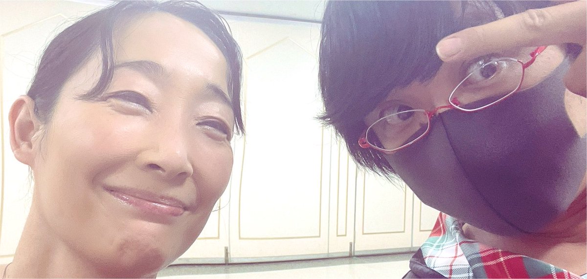 tatibana1973315's tweet photo. 【お稽古バリバリ参戦中です💪】

＃キキタガリ
『＃家族百景』

私が初めて
藤丸君の作品に参加したのは
６年前の
『家族百景』

なんてあったかい脚本なのだろうと
私を紹介をしてくれた
小田きゅん@hisafumi0302 
に大感謝をしました☺️

今回は
大先輩方々が
後半を締めて下さっております

素晴らしいです

涙溜めながら
舞台上で
お稽古場で
お芝居を観ております
なんて贅沢なのだろう

若手も同期も
アンダーキャストも
持てる力を全部出し切っております

是非にいらして下さいませ！

チケット、そろそろ大台にのります🙇‍♀️
沢山のご予約、
本当に本当にありがとうございます😭！！！

橘のお知り合いの方は直接、
ご連絡を頂ければ
取らせて頂きます！

こちらのフォームからでも⬇️

(🚨備考欄に『橘U子』と入れて頂けると
直ぐに見つけられて嬉しいです☺️
お手数ですがお願い致します🙇‍♀️)

御予約用URL
https://t.co/96fuaM0rRJ

:劇場　座・高円寺2
:日程　8月22(土)23(日)
:22日(土)15時/19時
:23日(日)13時/17時
※21日(金)19時アンダー公演

アンダーキャスト公演も含め、
是非とも！！！

お稽古場にいらした
児玉っち@alamodeangelgm1 と
いつも色々ありがとう〜😭！！！