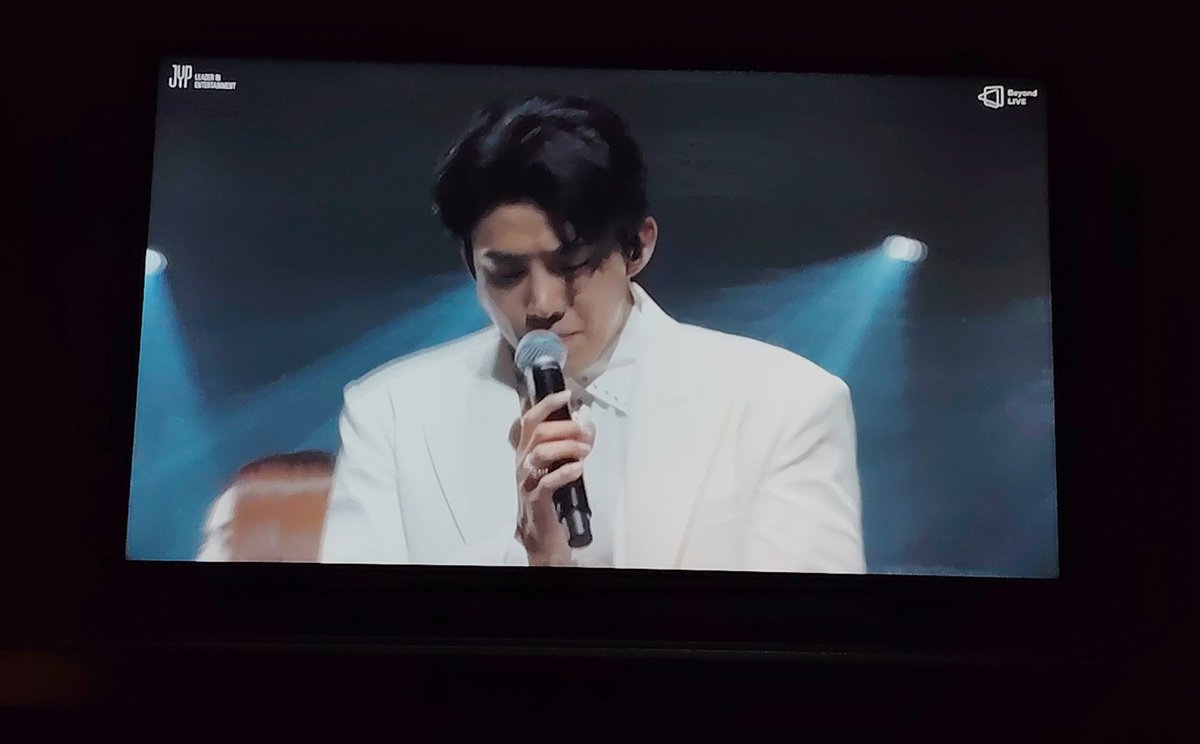 2PMSMILES's tweet photo. reviving this account just to say @ko0o0oi and i are streaming the concert we love u taecyeon https://t.co/0qBT6yTSln