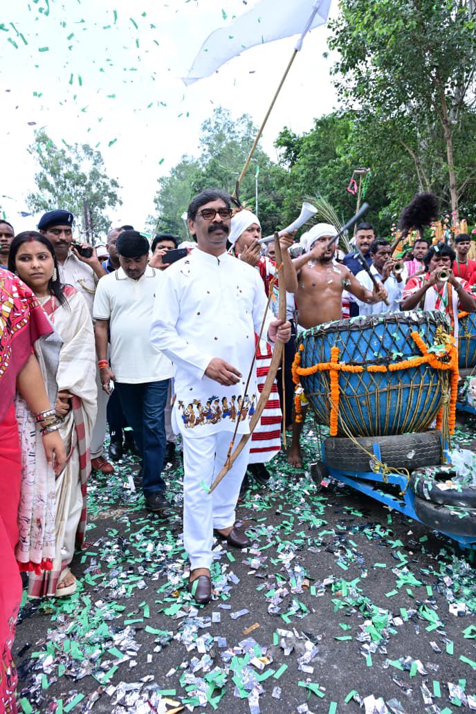 JharkhandCMO's tweet photo. 32 जनजातियों की अटूट कला, मांदर की गूंज और पारंपरिक नृत्य से सराबोर हुआ झारखण्ड।

विश्व आदिवासी दिवस के अवसर पर मुख्यमंत्री श्री @HemantSorenJMM ने भव्य 'जतरा शोभा यात्रा' में शामिल होकर झारखण्ड की समृद्ध सांस्कृतिक विरासत को नमन किया।

#JharkhandseJohar
#AdivasiMahotsav2026 https://t.co/dbLw0PR86U