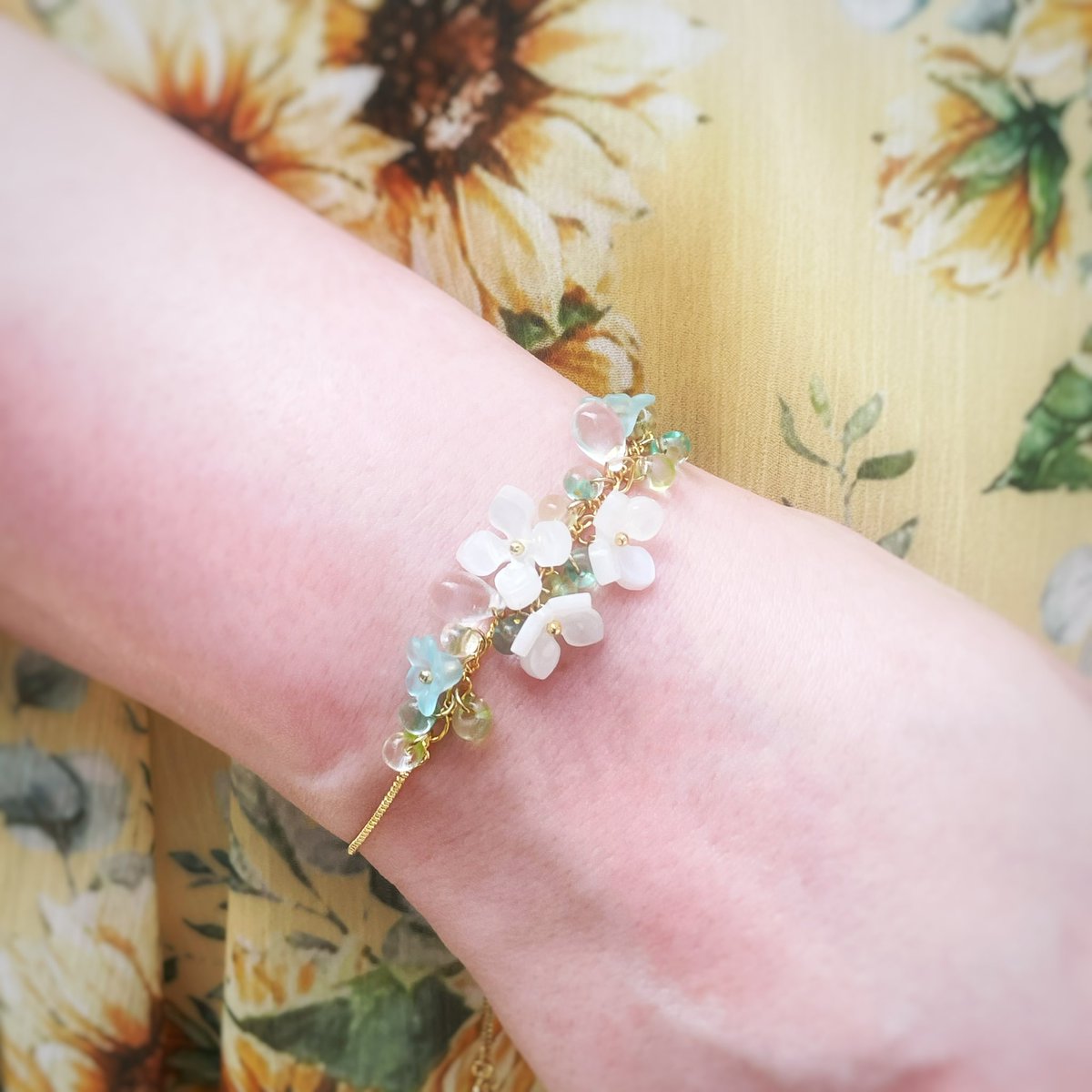 grenat13's tweet photo. 先日オーダーをいただいた『初夏の路地裏』ネックレスと、イヤーフック＆ブレスレット(こちらは既存)の着画📸

ネックレスデザインはお客様と相談しながら完成させた、こだわりのひと品✨️

ご愛用くださっているようでとても嬉しいです🫶 https://t.co/wQtIQKS2tA