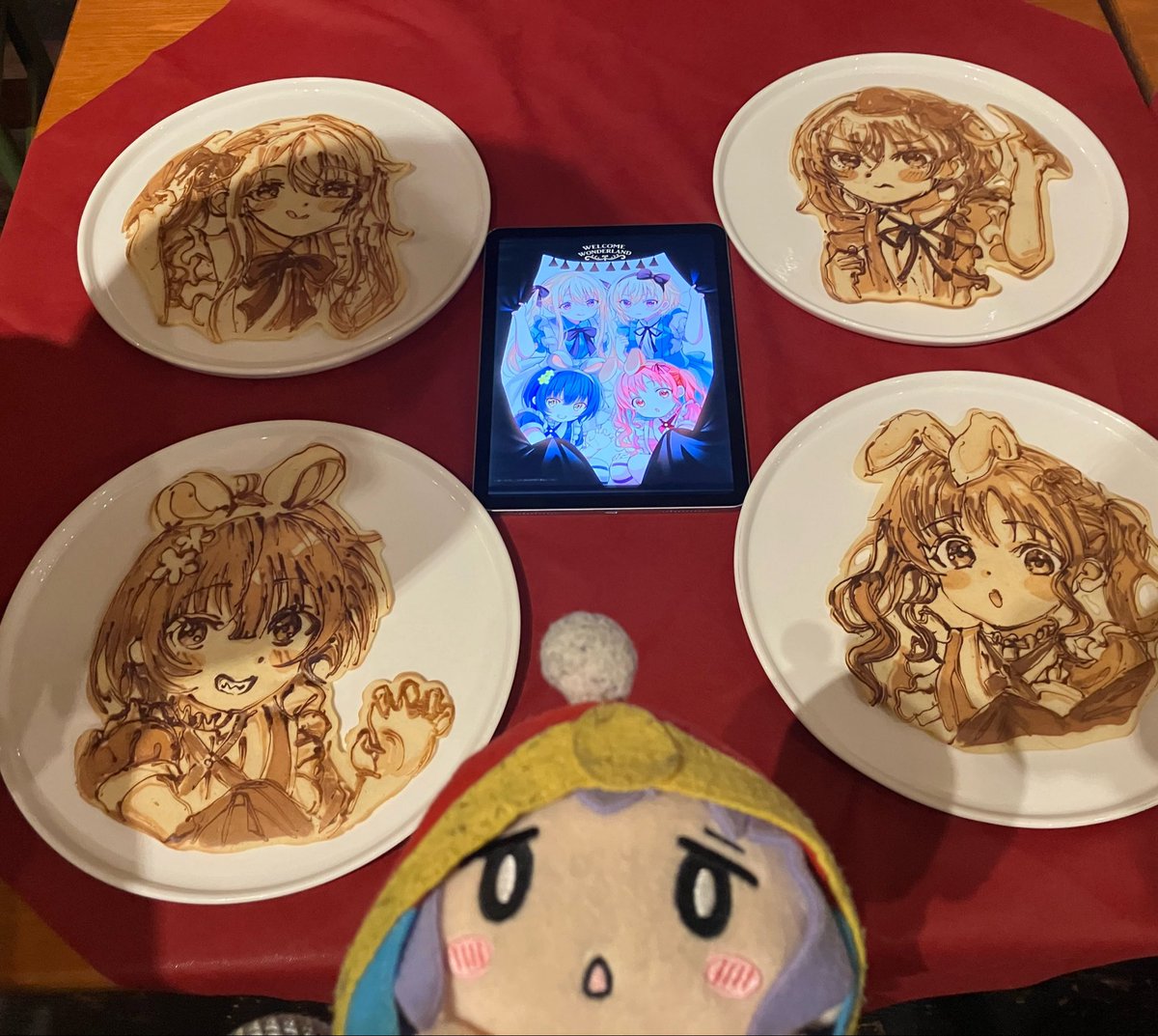 SuperAKKUN21's tweet photo. メインのパンケーキアート10種はこちら！🥞
ナツメエルマヤ誕なので、
今回はその3人を中心として選定。

ブラバで依頼したフユちゃんがシェフも渾身の出来だと仰っており…(オーラがすごい伝わるw)
ユラさんも初依頼し、主要キャラクターは無事コンプリートしました！

#ごちうさパンケーキオフ会2026 https://t.co/0BY1PSSmuL