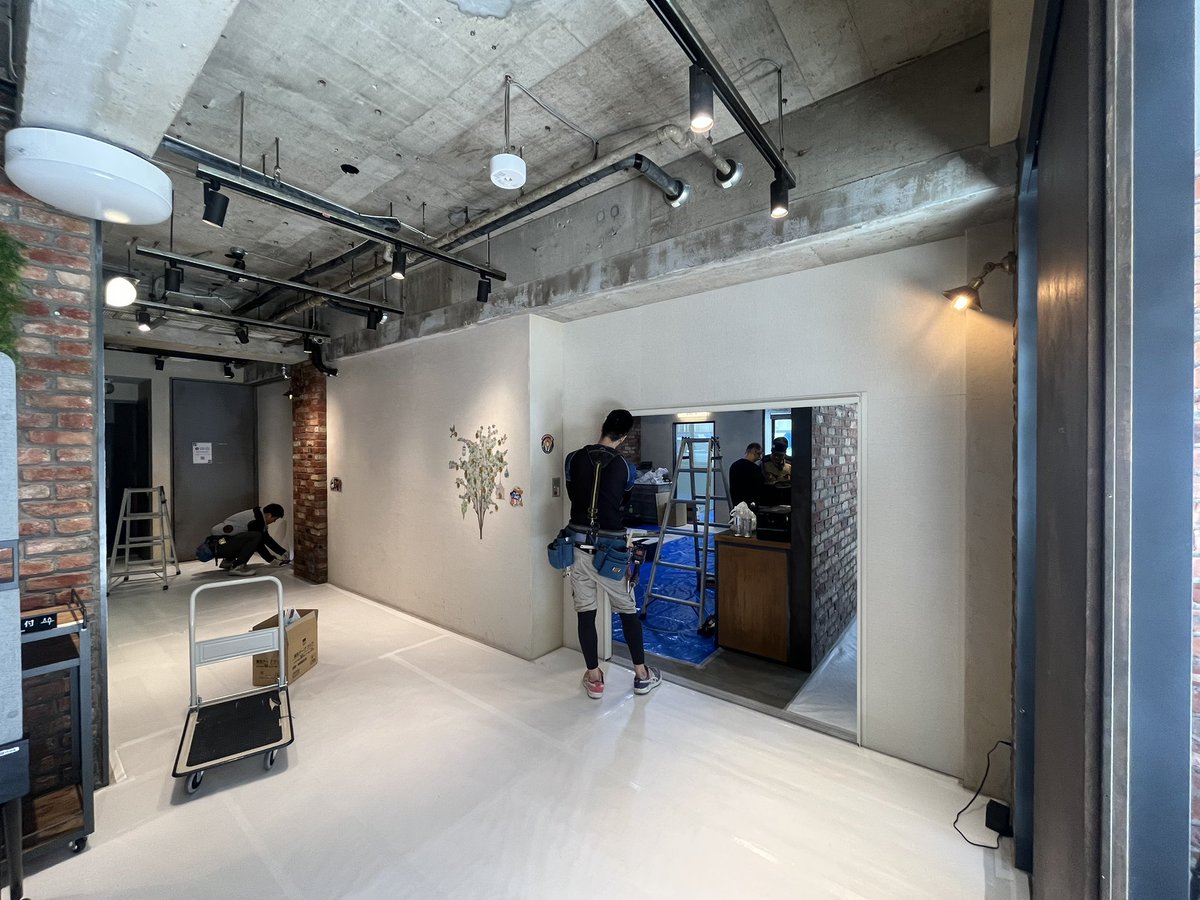 TBB_JP's tweet photo. ← カフェ工事   → カフェKoji https://t.co/853MzvQkNm