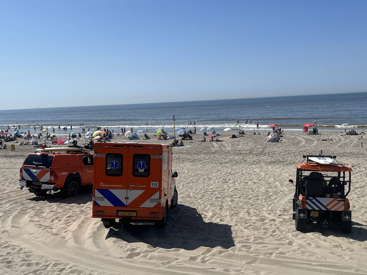 rbmonster's tweet photo. Repost tweet van @veilig_in_zee met de tijden voor THE met eigen foto’s.

Warm en zonnig, vanmiddag meer bewolking, ca. 29°C. HW 12.26u. en LW 18.12u. De wind draait in de ochtend van Zuid naar West kr. 2-3. Smeer en drink voldoende. Laat strandopgangen vrij voor de hulpdiensten. https://t.co/bgZUA0JPOO