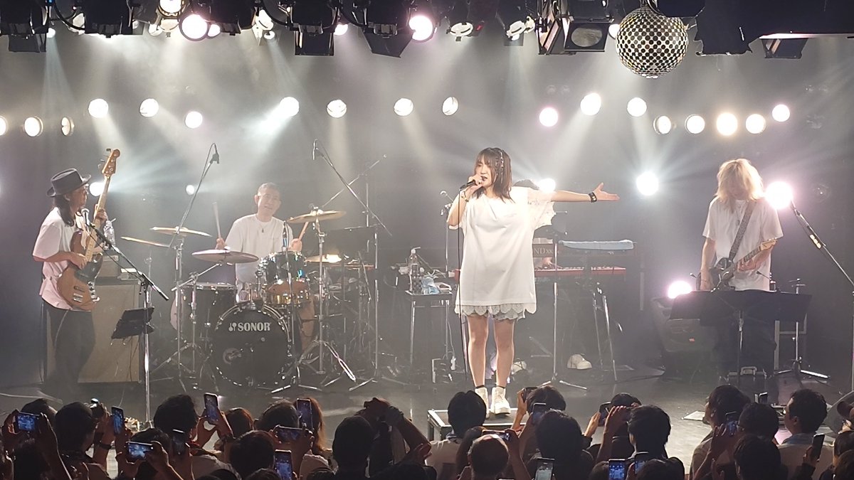 isogari's tweet photo. Junnaさんのライブ堪能しました。後方上段で俯瞰して見ることができました。Junnaさんと目が合いました。良かった。最高。好きです。これからも応援します。MCの言葉もグッときました。生の歌声と演奏は迫力満点💯また行きたい。
#Junna_ハローグッバイツアー　#Junna https://t.co/xhD86yFJQ0