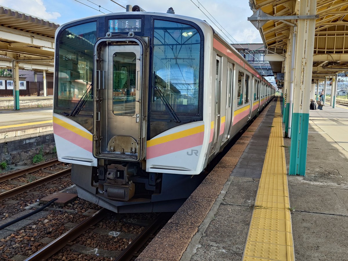 k_kohya's tweet photo. 見附14:50ＪＲ東日本信越線普通新潟行き449M
新津15:3316:10(定刻16:08)ＪＲ東日本磐越西線普通会津若松行き234D

新津は鉄道の町で売り出してるだけに駅前には新潟色をまとった郵便ポストが��

さて磐越西線の会津若松行は新潟方面からの列車接続待ちで２分延発するも、車掌は会津若松には定刻に着くとアナウンスしてました‥。