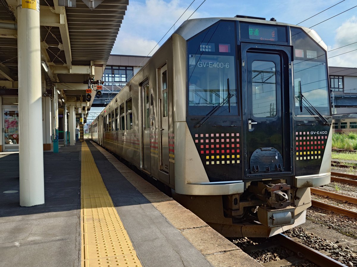 k_kohya's tweet photo. 見附14:50ＪＲ東日本信越線普通新潟行き449M
新津15:3316:10(定刻16:08)ＪＲ東日本磐越西線普通会津若松行き234D

新津は鉄道の町で売り出してるだけに駅前には新潟色をまとった郵便ポストが��

さて磐越西線の会津若松行は新潟方面からの列車接続待ちで２分延発するも、車掌は会津若松には定刻に着くとアナウンスしてました‥。