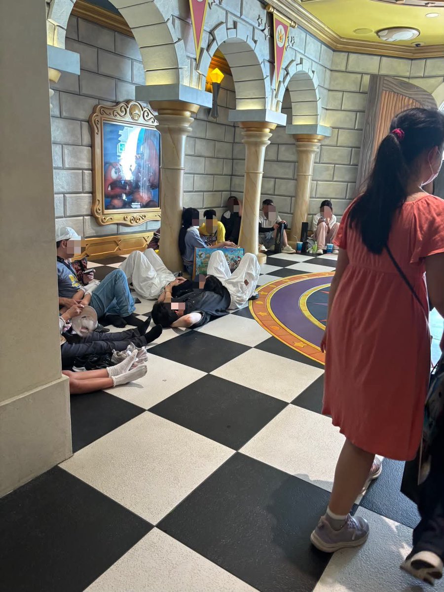 inari_shoten's tweet photo. 【ユニバの床でお昼寝する外国人】

ユニバの通路、座り込む外国人だらけ。

でも通路の真ん中に座ったら、そら邪魔やろ。

高いカネ払って来たのに、
目の前は地べたに座る人の群れ。

「文化の違い」で済ませてええんか、これ？ https://t.co/gxzMnGp3lt