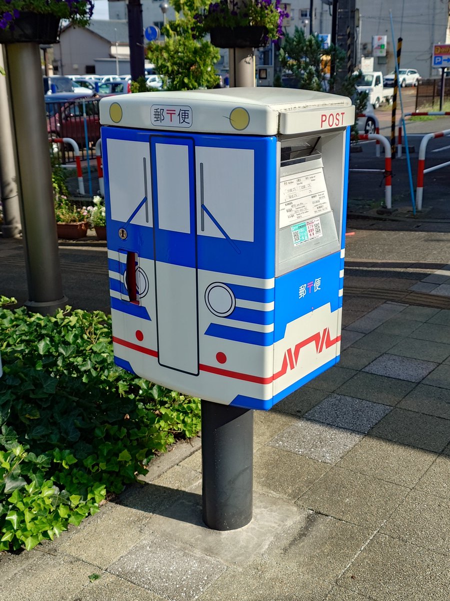 k_kohya's tweet photo. 見附14:50ＪＲ東日本信越線普通新潟行き449M
新津15:3316:10(定刻16:08)ＪＲ東日本磐越西線普通会津若松行き234D

新津は鉄道の町で売り出してるだけに駅前には新潟色をまとった郵便ポストが��

さて磐越西線の会津若松行は新潟方面からの列車接続待ちで２分延発するも、車掌は会津若松には定刻に着くとアナウンスしてました‥。