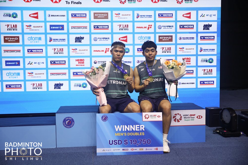 BA_Malaysia's tweet photo. #KoreaMasters2026 | FINAL

Two new pairings, one all-Malaysian final 🇲🇾🏆

Tee Kai Wun-Yap Roy King 🥇 and Man Wei Chong-Soh Wooi Yik 🥈 made it a Malaysian affair on the podium after an all-Malaysian battle for the title 💪🏻

Tahniah to both pairs! 👏🏻

#GemilangkanLagi
#BadmintonMalaysia
#DemiMalaysia