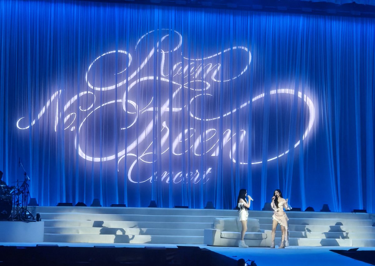 lillymali2527's tweet photo. รีวิวงาน “ROOM NO. FREEN CONCERT” 
#InTheFreenRoom
#srchafreen‌

●ครั้งแรกเลยที่เคยไปงานคอนเสิร์ตของฟรีน สโรชา และก็เป็นคอนเดี่ยวครั้งแรกที่เห็นจากข่าวที่ฟรีนซ้อมและตั้งใจมาก

●วันคอน ( 8 ส.ค ) ได้บัตรนักข่าวจาก พีอาร์ แต่มีไปงานอบรมก่อนที่สุขุมวิท ก่อนเลยตามไป เห็นภาพหน้างานใน X คึกคักมาก แต่รถติดกว่าจะถึง ธดด  ก็ฟรีนร้องไป 6 เพลงละ 

●พอเข้าไปถึง ได้ร่วมไขประตูห้องตามคอนเซปของฟรีน คือ ห้องนอนสาวหวานพอดี เห็นโปรดักชันไซส์พอดีกับงาน แสงสีเสียง สเกล ธดด. ฟรีนเก่งมากกกกก
ได้ฟังเพลงอุสาสาง ไม่คิดว่า ฟรีนจะเอาเพลงนี้มาร้อง ( แต่ชีบอก amazing thailand 5555 )

●เป็นคอนที่น่ารักมาก อบอุ่นฟีลแฟมิลี่ แต่ตีโจทย์ได้หลายโทน ห้องไหน ในชีวิตฟรีนเปรียบเหมือนแต่ละพาร์ทที่มีเอกลักษณ์และการตกแต่งไม่เหมือนกัน ฟีลพาทำความรู้จักกับฟรีนในหลายแง่มุม คอนเซปเริดอยู่นะ

●ครส.ส่วนตัว ชอบห้องปาร์ตี้สุดท้าย 
เก๋ ตอนเอาถุงผ้ามาแจกแฟนคลับ ( แอบคิดตอนแรกว่าชีเอามาขายบนเวทีรึเปล่า)
แต่เท่มาก แพรวพราวสุด แต่บางจังหวะก็แอบหวานปนเซ็กซี่ มีหลาย
คาแรกเตอร์มากกกกกกก

●ขอบคุณที่ให้รายการ ทอล์คทูยู ช่วงที่ฟรีนพูดถึงแฟนคลับอยู่ในโมเม้นต์ดี ๆ ช่วงแฟนโปรเจค แบบนี้ด้วยนะคะ อยู่งานคอนสัมผัสได้เลยว่า ประโยคที่ฟรีนเคยบอกว่า "ถ้าไม่มีเค้าไม่รู้จะสร้างผลงานให้ใครดูมันจริงมาก ๆ "

ปล.แอบกรี๊ดตอนที่ แฟนแคมตัดภาพ
เบ็คกี้ ด้วยอ่ะสวยมากกกก ๆ ☺️

ปล.พี่ฟรีน ในฐานะศิลปินและบอส
ของ Solenn กับการจัดสเกลนี้ครั้งแรกผญ.คนเดียวร้องเล่นเต้น แบบไม่มีพิธีกร เก่งมาก ๆ ๆ ๆ ๆ แล้วนะ
เติบโตต่อไปนะคะ 
 🫶🫶🫶🫶🫶🫶🫶