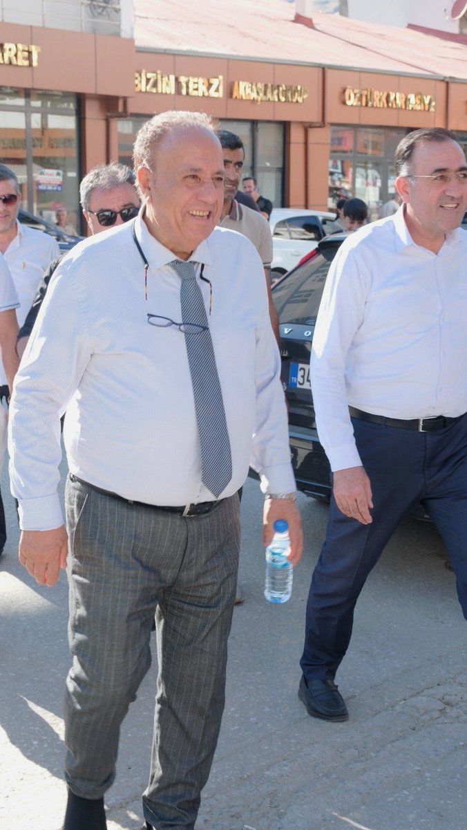 cetincevirel's tweet photo. Mevzu memlekete hizmet ise,

O Vakit!

Bu davete icabet etmek haktır ve şarttır.

Hele ki bu hizmet kervanın önderliğinde 
Bilgi ve tecrübesiyle 
Van sevdalısı 
Sn. Zahir kandaşoğlu abimiz var ise!

Tabiki;

@vantsokurumsal 
Yönetimi için bizde varız ve #Beyazliste olarak tüm esnaf ve tüccarımızın desteğine talibiz.

@zahirkandas @ilhankaya65 @kamuranates065 @cevdetzgke2 @MuslumErbayy 
@kemalduman @rahmibayram
@MetinOzabiler @suat_kandas
@faysalayazz @burhankandasoglu
@mkandasoglu
@BalaGokcenay 

#vantsoseçim #van