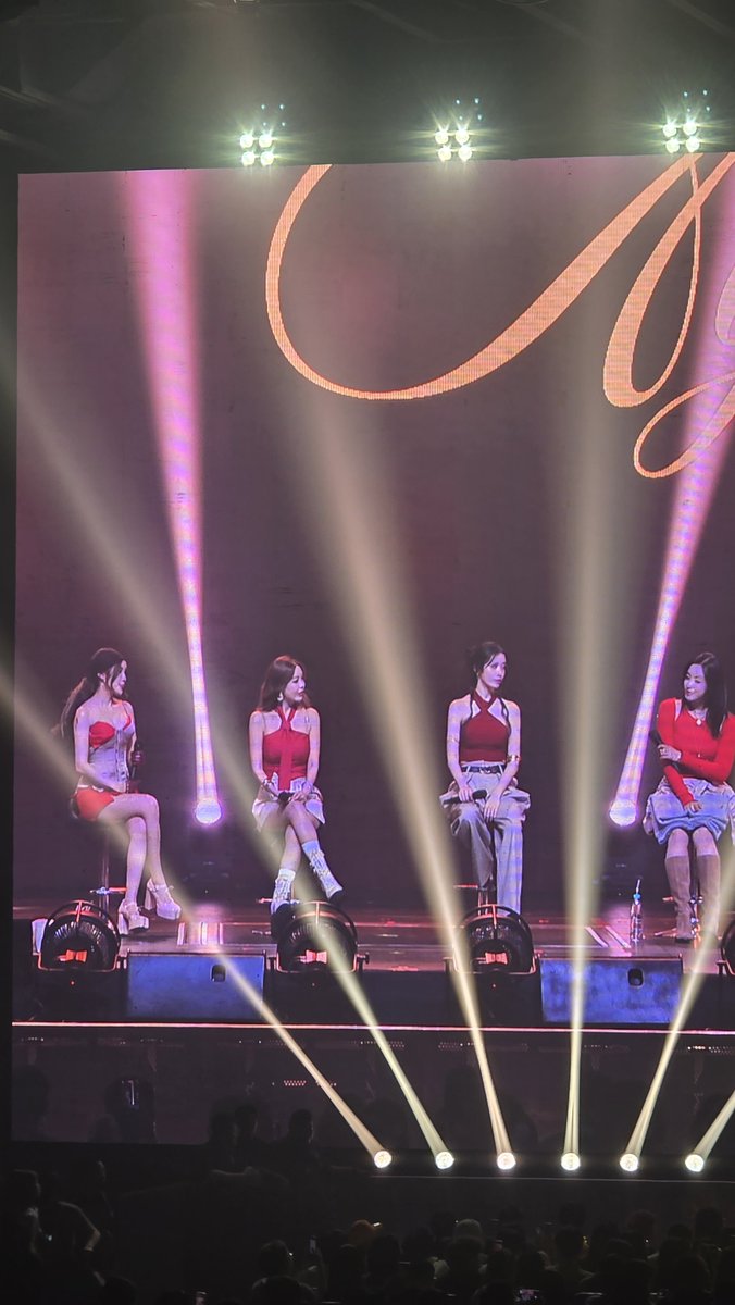 goKPOP's tweet photo. Who best fits the summer concept?

Hyomin: ME!! But each of us represent each season 

Qri: Winter
Jiyeon: Spring
Eunjung: Autumn 

#TARA #TARAinKL #SUMMERAGAIN #SUMMERAGAINinKL #TrexStudio https://t.co/vJ70e6oiBf