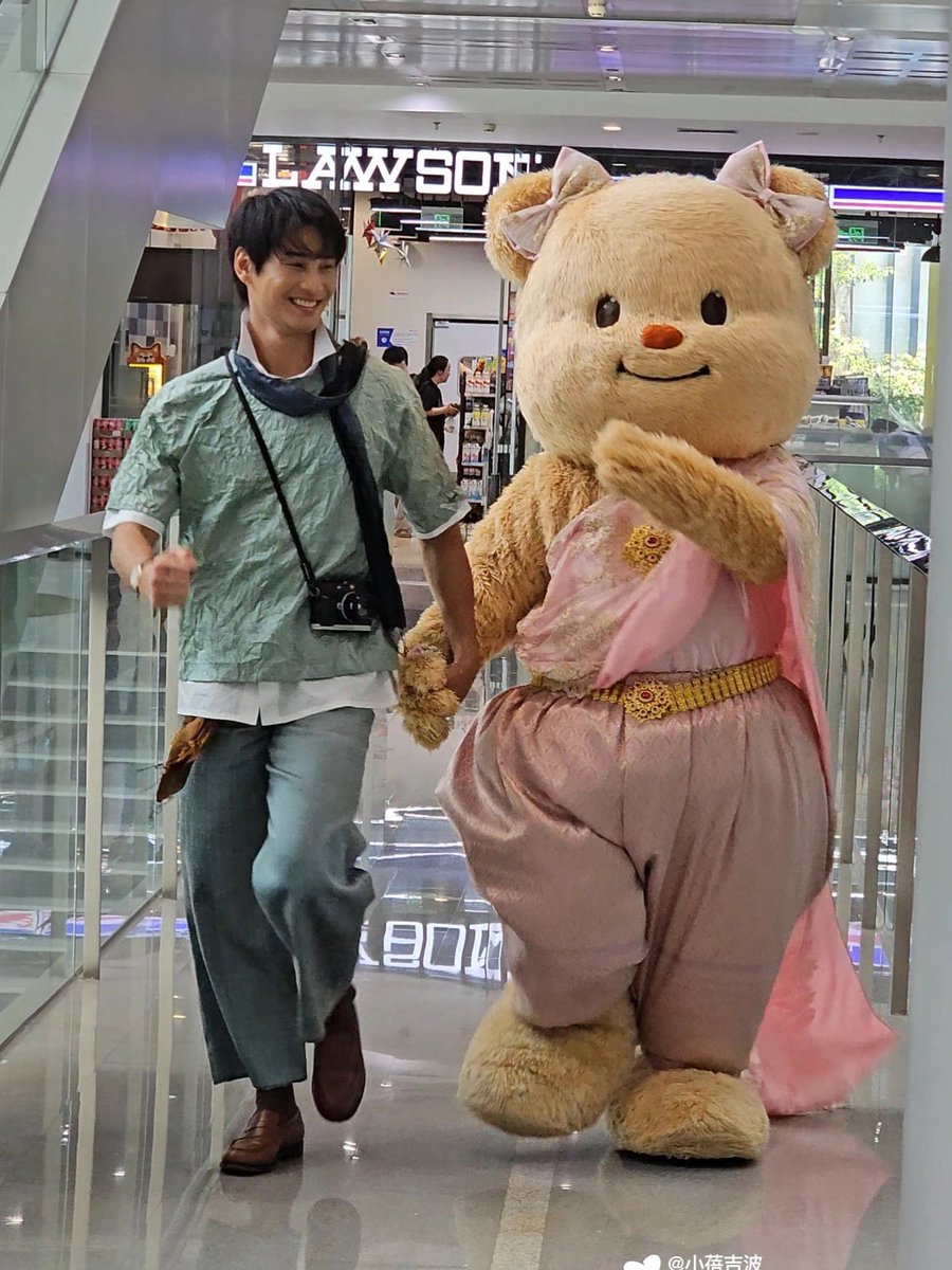 APOPRTEAM's tweet photo. Congratulations to the Tourism Authority of Thailand (TAT) for being honored with the "Weibo Thailand Best Travel Destination Country Award" 👏 

🏆 Previously, the "Instant Happiness with Apo and Butterbear" campaign won the "Best Creative Culture & Soft Power" at the Thailand Influencer Awards by Tellscore. 

▶️ Featuring  APO Nattawin & Butterbear (Nong Noey) the campaign promoted Thai culture, local cuisine, shopping, and landmarks to attract high-quality tourists.

📈 Across 3 promotional episodes, the campaign generated over 4 million impressions. In just ten days, the interactive hashtag #TATxApoxButterbear drew more than 700 highly engaged fan submissions.

🌍 Following this success, the Thai government extended the partnership, sending APO and Butterbear to China to film exclusive content showcasing authentic Thai identity, lifestyle, and charm directly to Chinese audiences.

And as APO would say "🥳🐻⭐️😇💛😊🧡" 😊

@Nnattawin1 #ApoNattawin
#AmazingThailand @go2Thailand 
  
@butterbear_th 

#WEIBOGALA2026xBeOnCloud
#WeiboGala2026 
#WeiboCulturalCommunicationNight