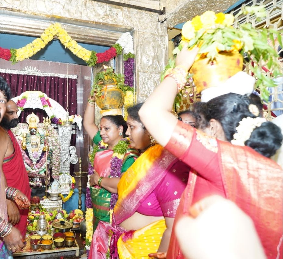 RaoKavitha's tweet photo. బోనాల పండుగ సందర్భంగా లాల్ దర్వాజా సింహవాహిని మహంకాళి అమ్మవారికి బోనం సమర్పించి, తల్లిని దర్శించుకున్నాను.
 
తెలంగాణ ప్రజలందరిపై అమ్మవారి కరుణాకటాక్షాలు ఉండాలని, ప్రతి ఇంటా సుఖసంతోషాలు, ఆయురారోగ్యాలు, శాంతి వెల్లివిరియాలని ప్రార్థించాను. https://t.co/VicSWNzs8i