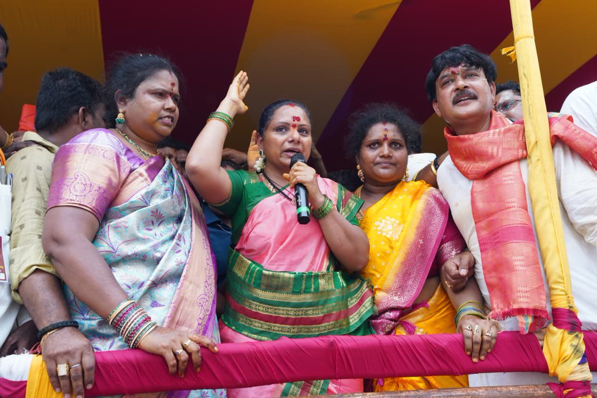 RaoKavitha's tweet photo. బోనాల పండుగ సందర్భంగా లాల్ దర్వాజా సింహవాహిని మహంకాళి అమ్మవారికి బోనం సమర్పించి, తల్లిని దర్శించుకున్నాను.
 
తెలంగాణ ప్రజలందరిపై అమ్మవారి కరుణాకటాక్షాలు ఉండాలని, ప్రతి ఇంటా సుఖసంతోషాలు, ఆయురారోగ్యాలు, శాంతి వెల్లివిరియాలని ప్రార్థించాను. https://t.co/VicSWNzs8i