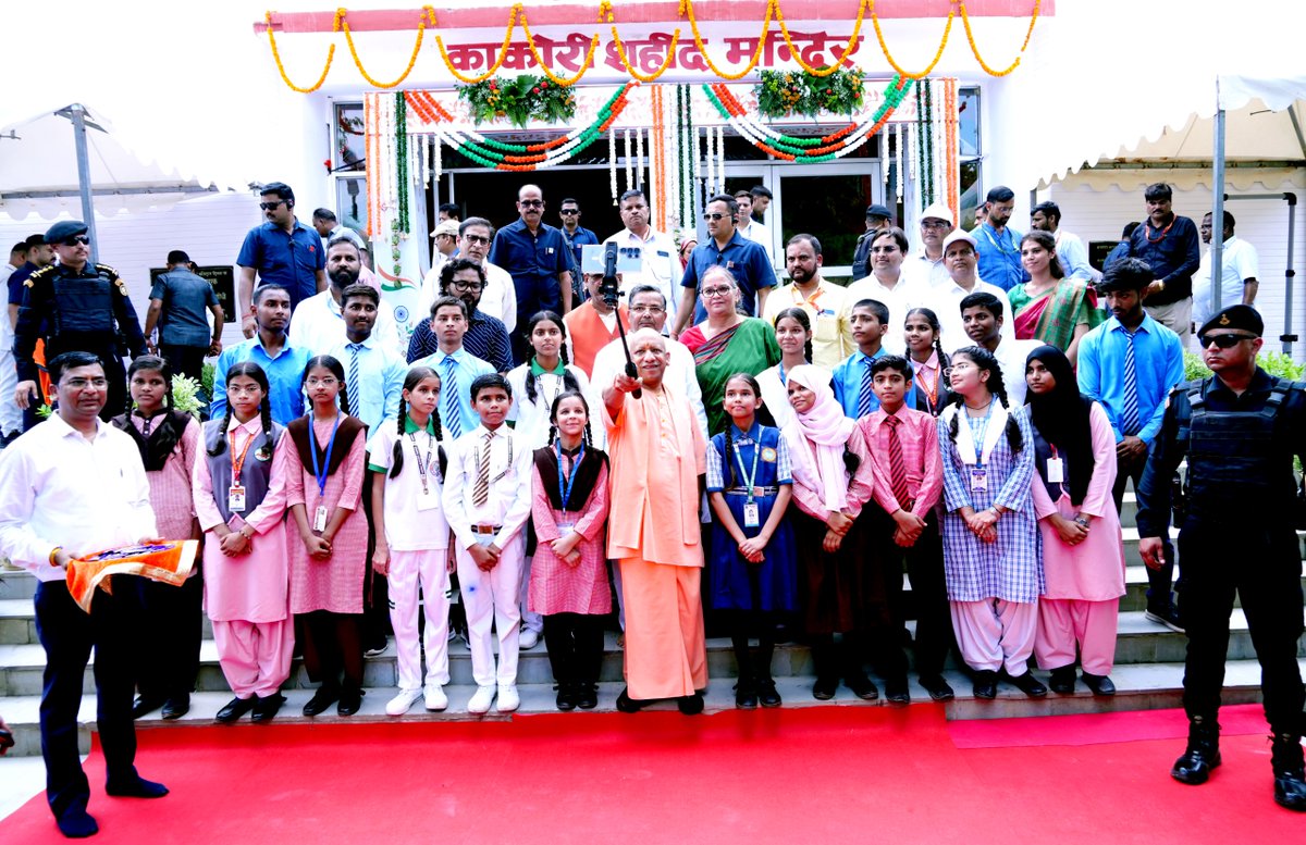 CMOfficeUP's tweet photo. बलिदानों की बुनियाद पर खड़ा,
वीरों के शौर्य से गौरवान्वित भारत।

मुख्यमंत्री @myogiadityanath जी आज जनपद लखनऊ में आयोजित 'काकोरी ट्रेन एक्शन शताब्दी समारोह' में सम्मिलित हुए।

इस अवसर पर संस्कृति विभाग, उत्तर प्रदेश द्वारा प्रकाशित 'वंदे मातरम्' एवं 'काकोरी ट्रेन एक्शन' पुस्तकों का विमोचन किया गया। साथ ही, काकोरी के अमर शहीदों एवं मातृभूमि के लिए अपना सर्वस्व समर्पित करने वाले वीर जवानों के परिजनों को सम्मानित भी किया गया।