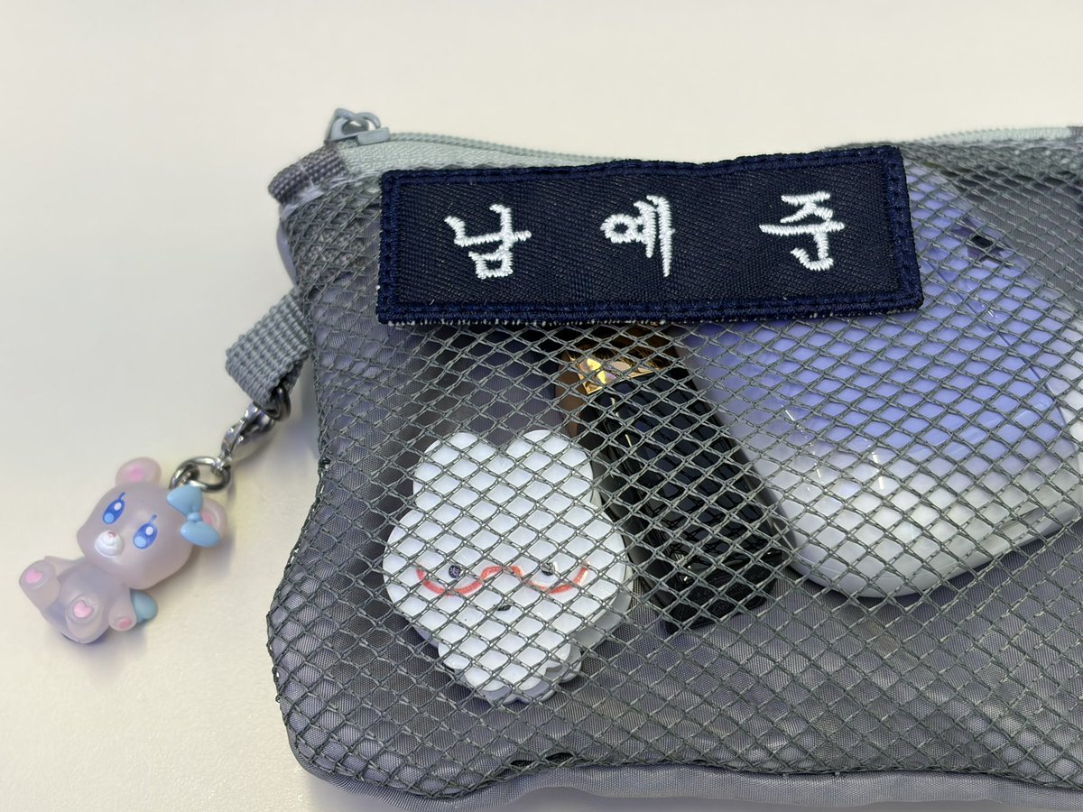 seomw_'s tweet photo. 이번 플레이브 인천문학콘 나눔은 명찰이랑 믐무 날개로 준비해봤어요! 

저랑 세이세이 만나주실 샘들 멘션 남겨주세요🤍 https://t.co/mTc7IL1L3g
