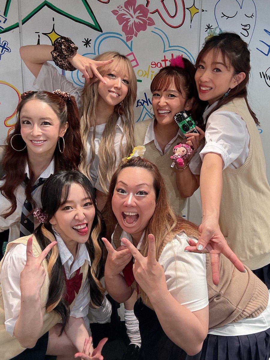 anko_nakatomi's tweet photo. #90sデイズ
全公演終演しました✨️
ご来場ありがとうございました✨️

あの頃を思い出したり、
あの曲を聞いてみたくなったり、
誰か���会いたくなったり、
あの子どうしてるかなぁって思ったり…
観てくださった皆様がなにか感じてくださってたら嬉しいです☁️🫧

6人の仲良しグループ🌺👩💄💕
私も昔を思い出しながら演じました。

まだ自分は家庭をもってないけど、
もし将来家庭をもった時には
子供との時間も大切にしようと母を演じて感じました。
世の中のお母様方、お疲れ様です🥹

この作品で忘れかけてた青春とやらを 
またこの歳でも感じれて幸せです！

ご来場ありがとうございました！

寛子役 ／ 中冨杏子

#えんじーる
#えんじ〜る