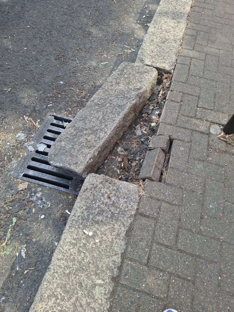 SueWixLD's tweet photo. Hi @WBC_Help this curbstone on the pavement on Burr Road needs fixing please (what 3 words: ///pretty.needed.chill) #Southfields https://t.co/g1uR6vqkon