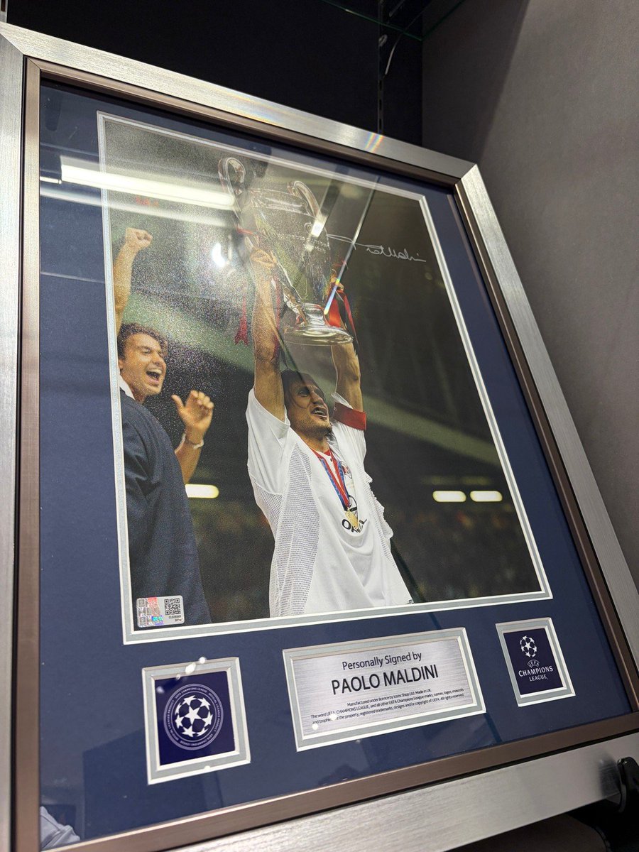 パオロ・マルディーニ氏直筆サイン入りフォト販売中です⚽ 言わずと