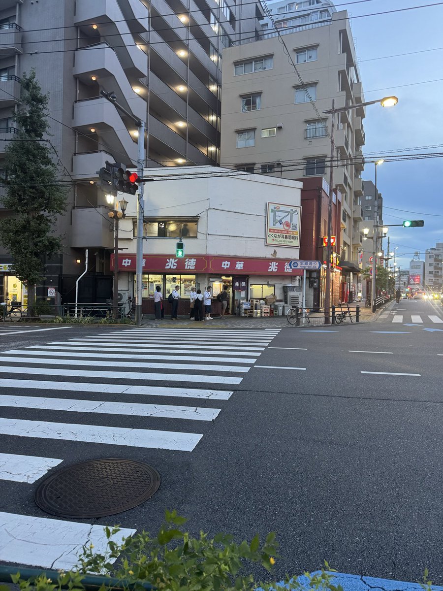 suga_tea's tweet photo. 並んでいるお店シリーズ😁

チャーハンで人気有名店の､東京の「兆徳」に行ってきました😃
暑いので､夕方を狙って並びました😎
チャーハン餃子セットを注文😄
たかがチャーハンだと思っていましたが、これは旨い❗️✨😋😆
また､行きたい😌 https://t.co/66kxUakwTe