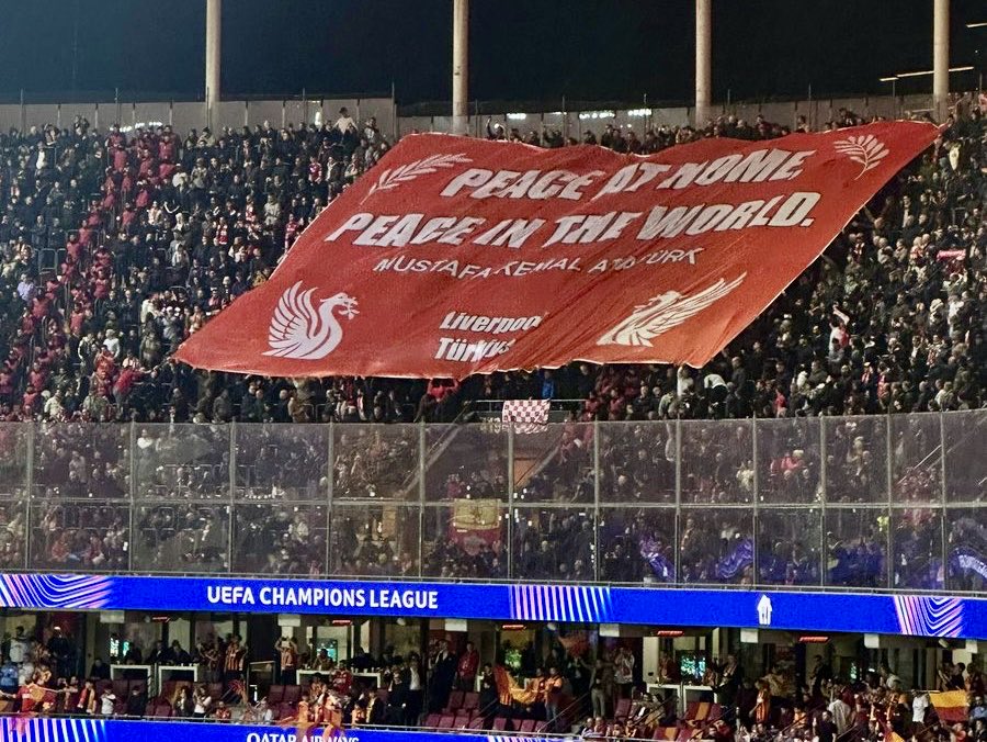 lubeayar's tweet photo. O kadar şımartıldılar ki.. Galatasaray’ın tribün lideri Adalet Bakanı’na atar gider yapar oldu. Ultraslan’ın şu herkesi şoke eden Rambo’lu ‘Ayağa Kalk’ koreografisi zamanında hakkıyla soruşturulmadı. Liverpool taraftarının eline statta tutuşturulan pankartı ise merak eden bile olmadı! E şimdi ben ne yapayım? Bunları bu kadar şımartanlar utansın!