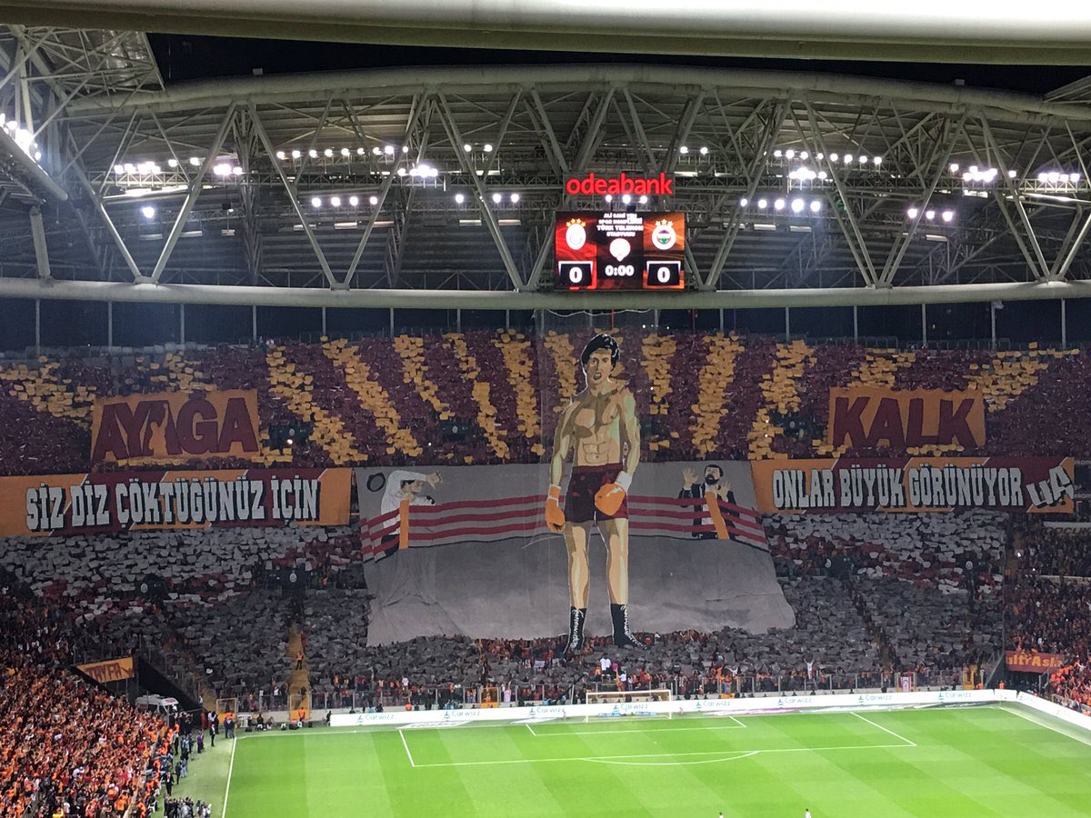 lubeayar's tweet photo. O kadar şımartıldılar ki.. Galatasaray’ın tribün lideri Adalet Bakanı’na atar gider yapar oldu. Ultraslan’ın şu herkesi şoke eden Rambo’lu ‘Ayağa Kalk’ koreografisi zamanında hakkıyla soruşturulmadı. Liverpool taraftarının eline statta tutuşturulan pankartı ise merak eden bile olmadı! E şimdi ben ne yapayım? Bunları bu kadar şımartanlar utansın!