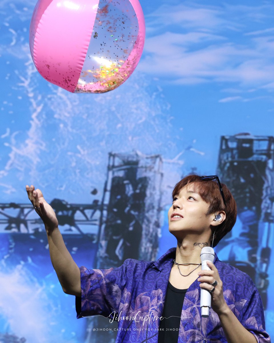 jihoon_capture's tweet photo. 先出一張暫時最滿意的💚💛💖
果然志訓穿什麼都好看。。。🥹

일단 지금까지 가장 만족스러운 사진 한 장 올릴게요💚💛💖
역시, 지훈은 뭘 입어도 잘 어울린다. 。。🥹

20260808
[ RE:FLECT ] ASIA FAN CON IN Macau
#parkjihoon  #朴志訓  #박지훈 https://t.co/Rgyw5xIFMj