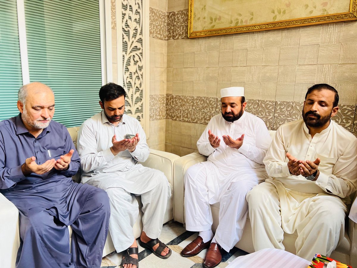 AbdulwasiPK61's tweet photo. امیر جماعت اسلامی پاکستان حافظ نعیم الرحمن کی شہید پروفیسر محمد طاہرؒ کے گھر آمد
اہلِ خانہ سے تعزیت اور دلی ہمدردی کا اظہار کیا۔ اس موقع پر امیر جماعت اسلامی خیبر پختونخوا وسطی عبدالواسع اور امیر جماعت اسلامی پشاور بحراللہ ایڈووکیٹ بھی ہمراہ تھے۔
#HafizNaeemurRehman #Jikpc https://t.co/hmDtIGO5zq
