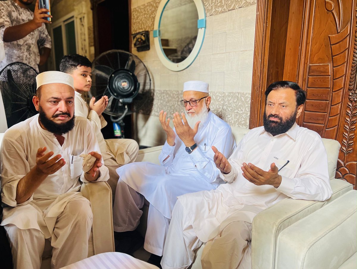 AbdulwasiPK61's tweet photo. امیر جماعت اسلامی پاکستان حافظ نعیم الرحمن کی شہید پروفیسر محمد طاہرؒ کے گھر آمد
اہلِ خانہ سے تعزیت اور دلی ہمدردی کا اظہار کیا۔ اس موقع پر امیر جماعت اسلامی خیبر پختونخوا وسطی عبدالواسع اور امیر جماعت اسلامی پشاور بحراللہ ایڈووکیٹ بھی ہمراہ تھے۔
#HafizNaeemurRehman #Jikpc https://t.co/hmDtIGO5zq