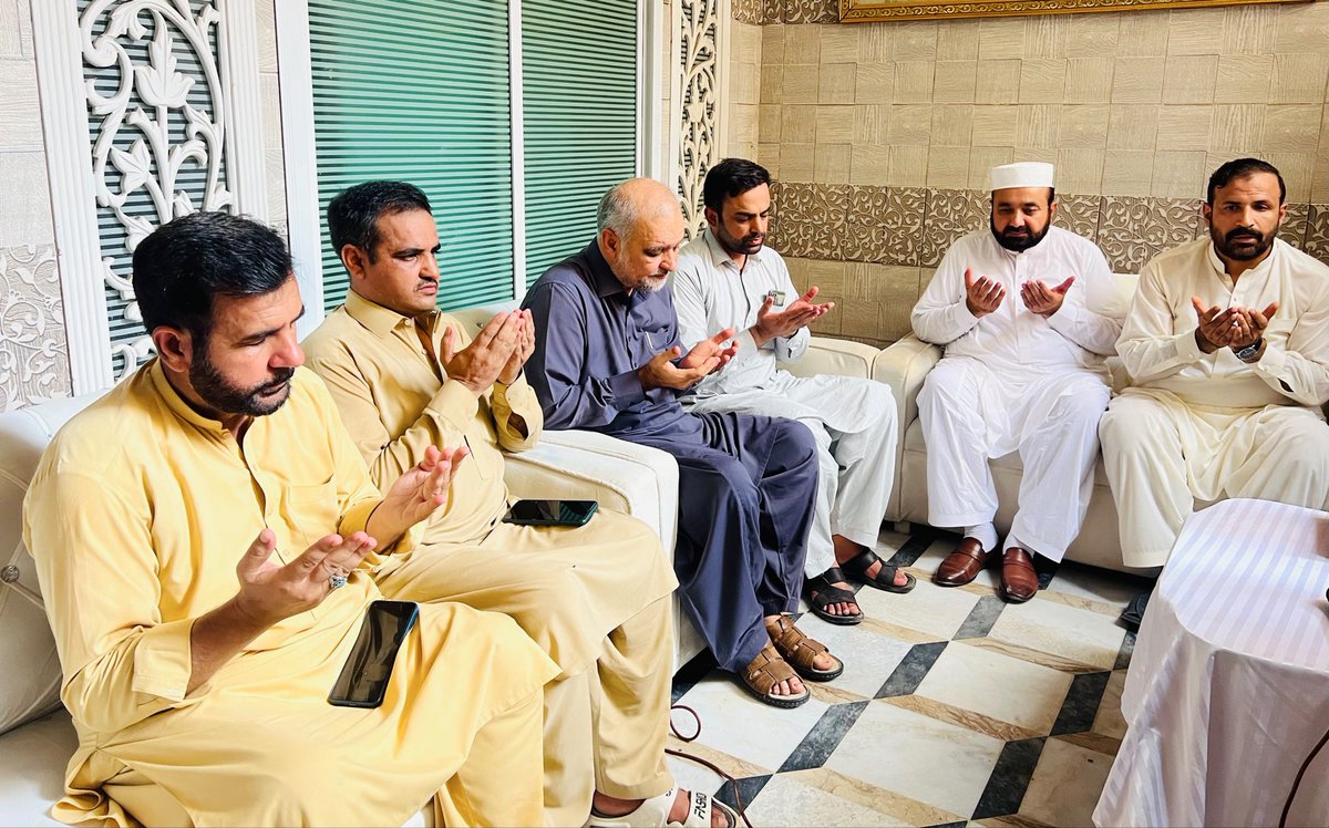 AbdulwasiPK61's tweet photo. امیر جماعت اسلامی پاکستان حافظ نعیم الرحمن کی شہید پروفیسر محمد طاہرؒ کے گھر آمد
اہلِ خانہ سے تعزیت اور دلی ہمدردی کا اظہار کیا۔ اس موقع پر امیر جماعت اسلامی خیبر پختونخوا وسطی عبدالواسع اور امیر جماعت اسلامی پشاور بحراللہ ایڈووکیٹ بھی ہمراہ تھے۔
#HafizNaeemurRehman #Jikpc https://t.co/hmDtIGO5zq