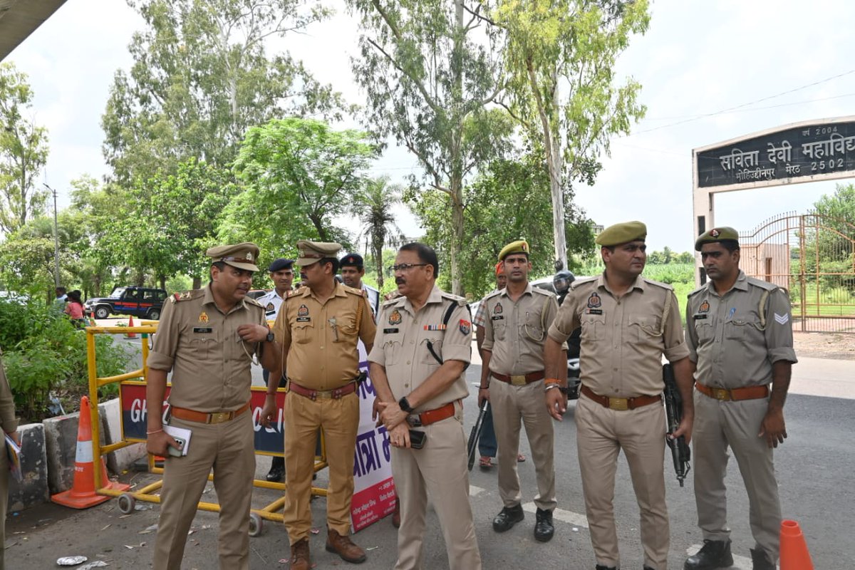ghaziabadpolice's tweet photo. आज दिनांक 09-08-2026 को श्री सुरेन्द्र नाथ तिवारी, पुलिस उपायुक्त ग्रामीण कमिश्नरेट गाजियाबाद द्वारा पुलिस बल के साथ कांवड़ यात्रा-2026 के सुचारू संचालन एवं श्रद्धालुओं की सुरक्षा के दृष्टिगत थाना मोदीनगर, थाना निवाड़ी तथा थाना मुरादनगर क्षेत्रान्तर्गत कांवड़ मार्ग एवं कांवड़ मार्ग पर स्थित कांवड़ शिविरों का निरीक्षण कर सुरक्षा एवं यातायात व्यवस्थाओं का जायजा लिया गया। निरीक्षण के दौरान पुलिस उपायुक्त महोदय द्वारा संबंधित अधिकारियों एवं कर्मचारियों को कांवड़ यात्रा के दौरान श्रद्धालुओं की सुरक्षा, निर्बाध आवागमन, प्रभावी यातायात प्रबंधन, बैरिकेडिंग, डायवर्जन व्यवस्था, संवेदनशील स्थलों पर सतर्क निगरानी, साफ-सफाई, प्रकाश व्यवस्था तथा आपातकालीन सेवाओं के साथ बेहतर समन्वय सुनिश्चित करने के निर्देश दिए गए साथ ही ड्यूटी पर तैनात पुलिस बल को सतर्कता, अनुशासन एवं जनसामान्य के साथ सौहार्दपूर्ण व्यवहार रखते हुए कांवड़ यात्रा को सकुशल एवं शांतिपूर्ण सम्पन्न कराने हेतु आवश्यक दिशा-निर्देश प्रदान किए गए।
@Uppolice