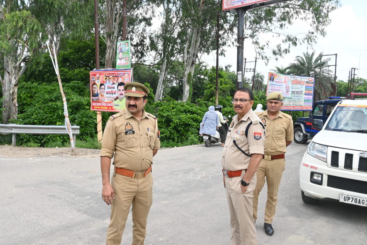 ghaziabadpolice's tweet photo. आज दिनांक 09-08-2026 को श्री सुरेन्द्र नाथ तिवारी, पुलिस उपायुक्त ग्रामीण कमिश्नरेट गाजियाबाद द्वारा पुलिस बल के साथ कांवड़ यात्रा-2026 के सुचारू संचालन एवं श्रद्धालुओं की सुरक्षा के दृष्टिगत थाना मोदीनगर, थाना निवाड़ी तथा थाना मुरादनगर क्षेत्रान्तर्गत कांवड़ मार्ग एवं कांवड़ मार्ग पर स्थित कांवड़ शिविरों का निरीक्षण कर सुरक्षा एवं यातायात व्यवस्थाओं का जायजा लिया गया। निरीक्षण के दौरान पुलिस उपायुक्त महोदय द्वारा संबंधित अधिकारियों एवं कर्मचारियों को कांवड़ यात्रा के दौरान श्रद्धालुओं की सुरक्षा, निर्बाध आवागमन, प्रभावी यातायात प्रबंधन, बैरिकेडिंग, डायवर्जन व्यवस्था, संवेदनशील स्थलों पर सतर्क निगरानी, साफ-सफाई, प्रकाश व्यवस्था तथा आपातकालीन सेवाओं के साथ बेहतर समन्वय सुनिश्चित करने के निर्देश दिए गए साथ ही ड्यूटी पर तैनात पुलिस बल को सतर्कता, अनुशासन एवं जनसामान्य के साथ सौहार्दपूर्ण व्यवहार रखते हुए कांवड़ यात्रा को सकुशल एवं शांतिपूर्ण सम्पन्न कराने हेतु आवश्यक दिशा-निर्देश प्रदान किए गए।
@Uppolice
