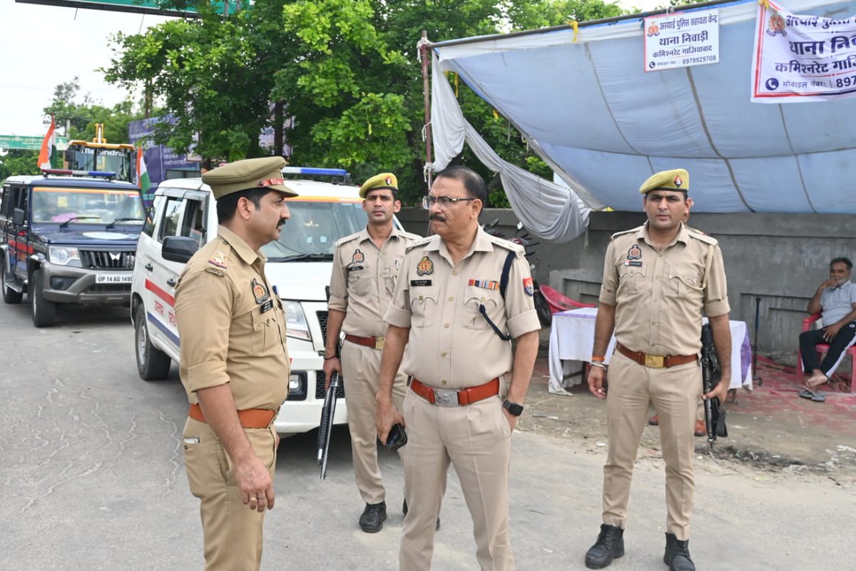 ghaziabadpolice's tweet photo. आज दिनांक 09-08-2026 को श्री सुरेन्द्र नाथ तिवारी, पुलिस उपायुक्त ग्रामीण कमिश्नरेट गाजियाबाद द्वारा पुलिस बल के साथ कांवड़ यात्रा-2026 के सुचारू संचालन एवं श्रद्धालुओं की सुरक्षा के दृष्टिगत थाना मोदीनगर, थाना निवाड़ी तथा थाना मुरादनगर क्षेत्रान्तर्गत कांवड़ मार्ग एवं कांवड़ मार्ग पर स्थित कांवड़ शिविरों का निरीक्षण कर सुरक्षा एवं यातायात व्यवस्थाओं का जायजा लिया गया। निरीक्षण के दौरान पुलिस उपायुक्त महोदय द्वारा संबंधित अधिकारियों एवं कर्मचारियों को कांवड़ यात्रा के दौरान श्रद्धालुओं की सुरक्षा, निर्बाध आवागमन, प्रभावी यातायात प्रबंधन, बैरिकेडिंग, डायवर्जन व्यवस्था, संवेदनशील स्थलों पर सतर्क निगरानी, साफ-सफाई, प्रकाश व्यवस्था तथा आपातकालीन सेवाओं के साथ बेहतर समन्वय सुनिश्चित करने के निर्देश दिए गए साथ ही ड्यूटी पर तैनात पुलिस बल को सतर्कता, अनुशासन एवं जनसामान्य के साथ सौहार्दपूर्ण व्यवहार रखते हुए कांवड़ यात्रा को सकुशल एवं शांतिपूर्ण सम्पन्न कराने हेतु आवश्यक दिशा-निर्देश प्रदान किए गए।
@Uppolice