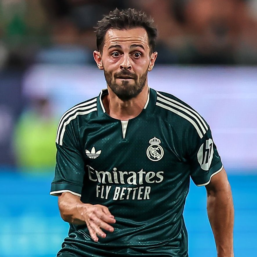 ActuFoot_'s tweet photo. José Mourinho 🇵🇹 n’a aucune pitié pour Bernardo Silva 🇵🇹… il l’affiche. 😭

🗣️ « C’est un joueur très important, formidable pour nous.

Mais le pauvre, quand il part en vacances, IL AIME DÉCONNECTÉ COMPLÈTEMENT, IL NE TRAVAILLE PAS… 

donc il est arrivé sur le plan physique BIEN EN-DESSOUS de ses standards habituels, il doit maintenant travailler dur. » 😁👀

🎙️ zone mixte via @theMadridZone