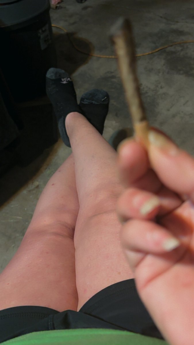 syd050600's tweet photo. Good Morning ☀️ it’s supposed to be #slackersunday but I misunderstood the assignment. I’ve been tossing around all night 🌙. I finally just gave up on it, outside smokin a pre roll not sure of the strain bc the writing came off. But here’s I be …. https://t.co/MRAwh2BASU