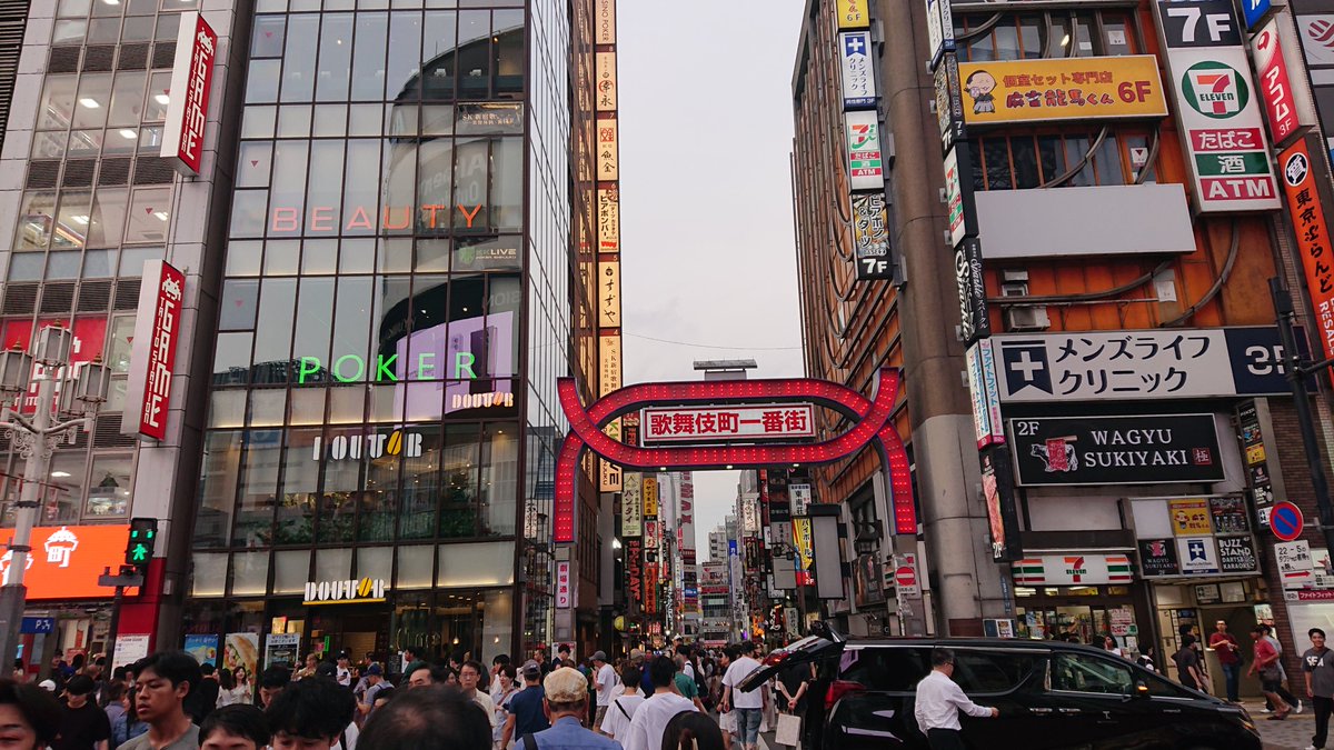 KawamataMail's tweet photo. 新宿歌舞伎町 新宿東宝 ビルデング。所有マンション近所の新宿区で、今日の午後を過ごしています。大勢の人達で賑やかです。 https://t.co/QwNFcVbLdY