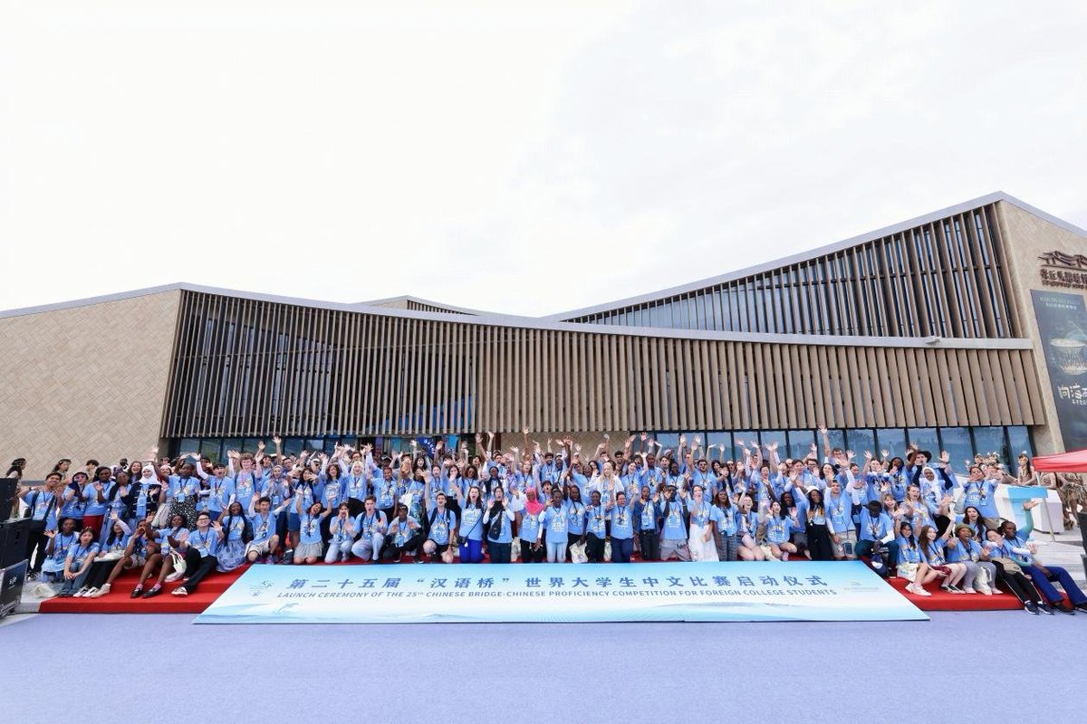 HolaFujian's tweet photo. The opening ceremony of the 25th Chinese Bridge Chinese Proficiency Competition for Foreign College Students and its Summer Camp was held on August 8 in Pingtan, Fujian Province. #China #Fujian #Pingtan #ChineseBridge @EmbSuarezSalvia @ZuoZhangChina @ChinaEmbArg @china_embajada @ChinaEmbajada @CCGJeddah @CGChinaSP @consulat_de @QiushiJournal
Link: https://t.co/w7409qgWfr