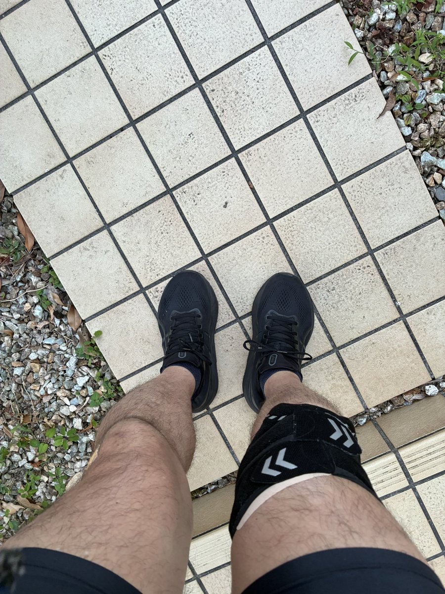 KOBU00's tweet photo. 解けない問題。疲れて煮詰まり久しぶりの家からの外ジョグ。今日はジムは休みなので。 https://t.co/QsGxzten16
