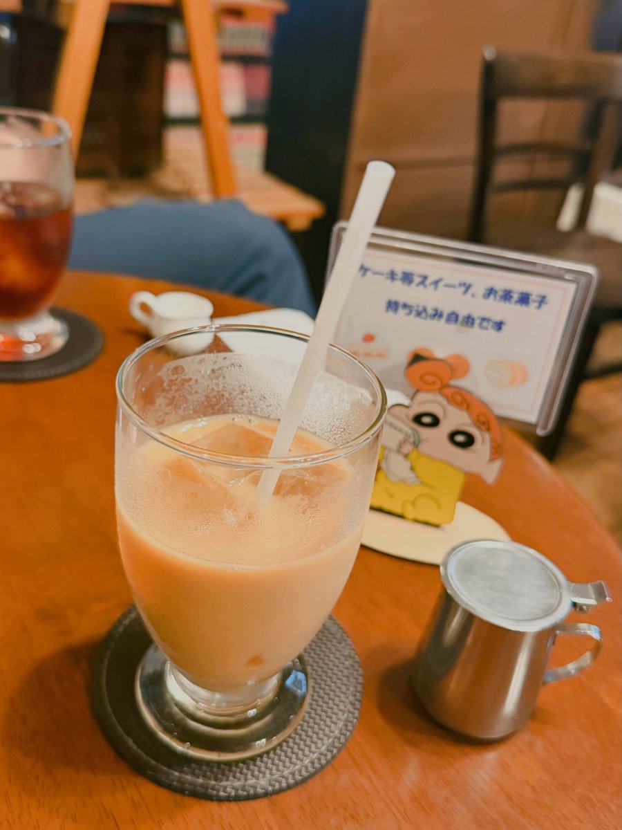 KT7156's tweet photo. 雰囲気抜群の隠れ家レトロ喫茶🏡☕️赤レンガの建物と緑いっぱいのお庭が素敵な空間。
80年代の日本の音楽が流れ、コーヒーの香りに包まれて自然と心が落ち着きます☺️レトロなオーディオや小物も可愛くて、読書やひとり時間にもぴったり。
ゆっくり過ごせる東京の癒し喫茶店🌿
#喫茶店
#レトロ喫茶 https://t.co/d7gOHXyDqL