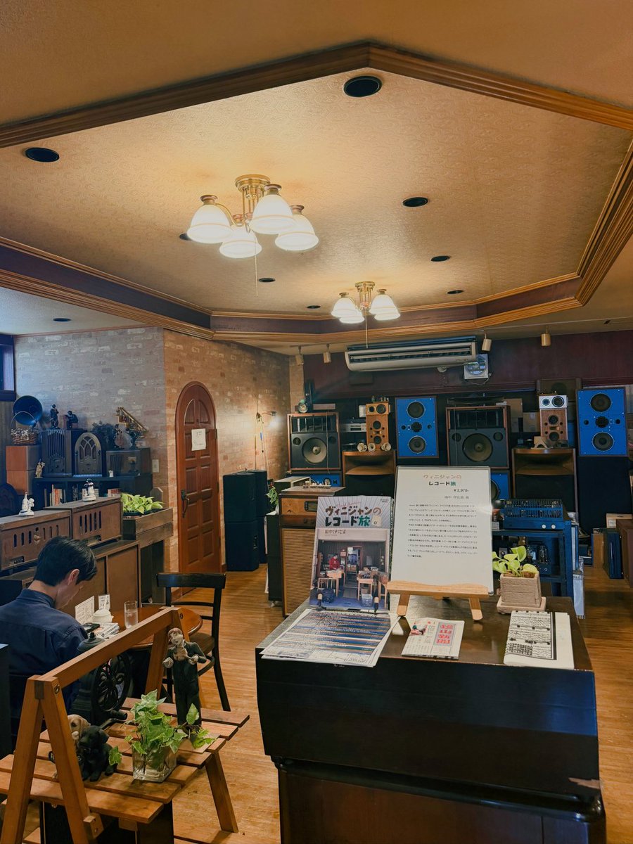 KT7156's tweet photo. 雰囲気抜群の隠れ家レトロ喫茶🏡☕️赤レンガの建物と緑いっぱいのお庭が素敵な空間。
80年代の日本の音楽が流れ、コーヒーの香りに包まれて自然と心が落ち着きます☺️レトロなオーディオや小物も可愛くて、読書やひとり時間にもぴったり。
ゆっくり過ごせる東京の癒し喫茶店🌿
#喫茶店
#レトロ喫茶 https://t.co/d7gOHXyDqL