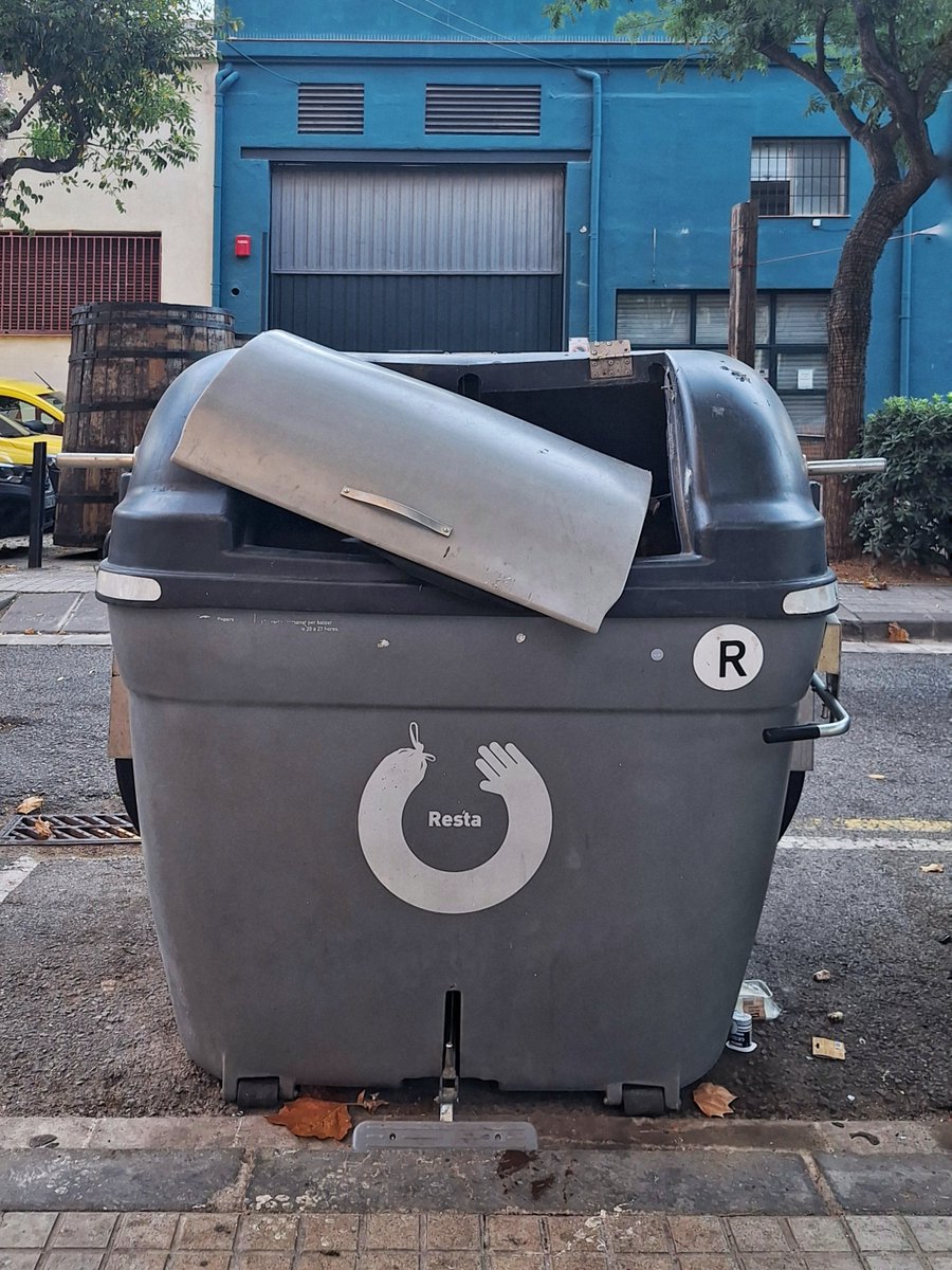 chusversion's tweet photo. Això sembla 'El día de la Marmota', Sr. @Albiol_XG. Portem més de 3 mesos així. Venen, foten 4 cargols, marxen, i l'endemà està igual. No seria més efectiu posar un nou contenidor? Digui'm boig, no sé...
El barri fa pena.
#Canyadó
#Badalona
#BadalonismeAixíNoMola
@Totbadalona https://t.co/a4a4w2cp8d