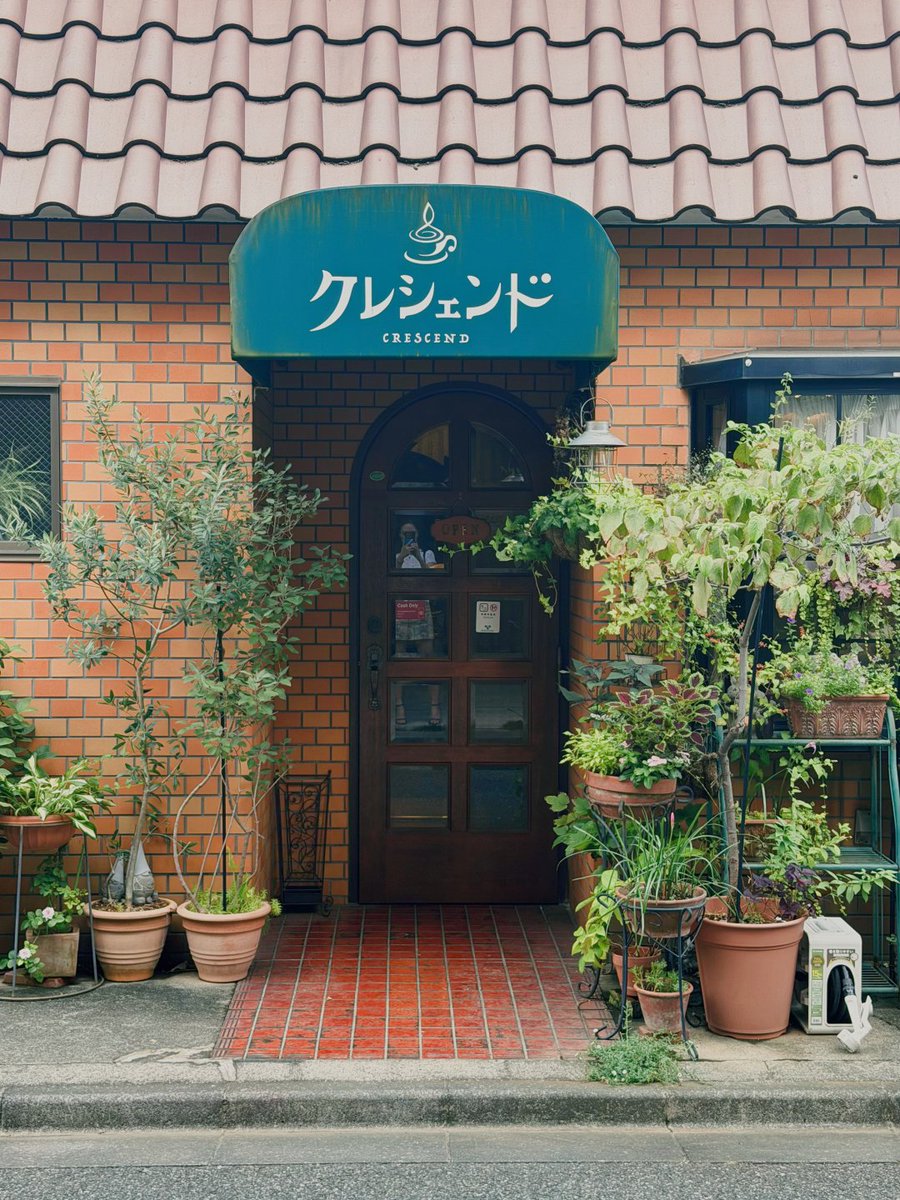 KT7156's tweet photo. 雰囲気抜群の隠れ家レトロ喫茶🏡☕️赤レンガの建物と緑いっぱいのお庭が素敵な空間。
80年代の日本の音楽が流れ、コーヒーの香りに包まれて自然と心が落ち着きます☺️レトロなオーディオや小物も可愛くて、読書やひとり時間にもぴったり。
ゆっくり過ごせる東京の癒し喫茶店🌿
#喫茶店
#レトロ喫茶 https://t.co/d7gOHXyDqL