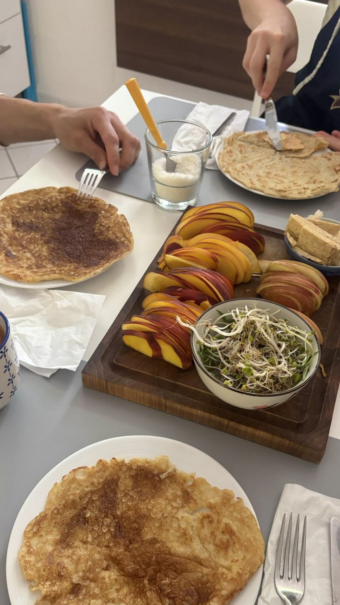 taentoffel's tweet photo. 대학생들의 주말 아침 즐기는 법 🥞🍵 https://t.co/IPgB1pGdom