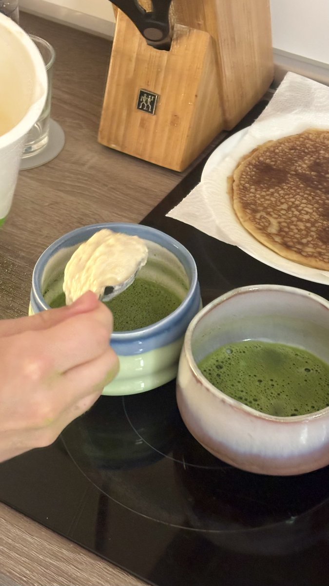 taentoffel's tweet photo. 대학생들의 주말 아침 즐기는 법 🥞🍵 https://t.co/IPgB1pGdom