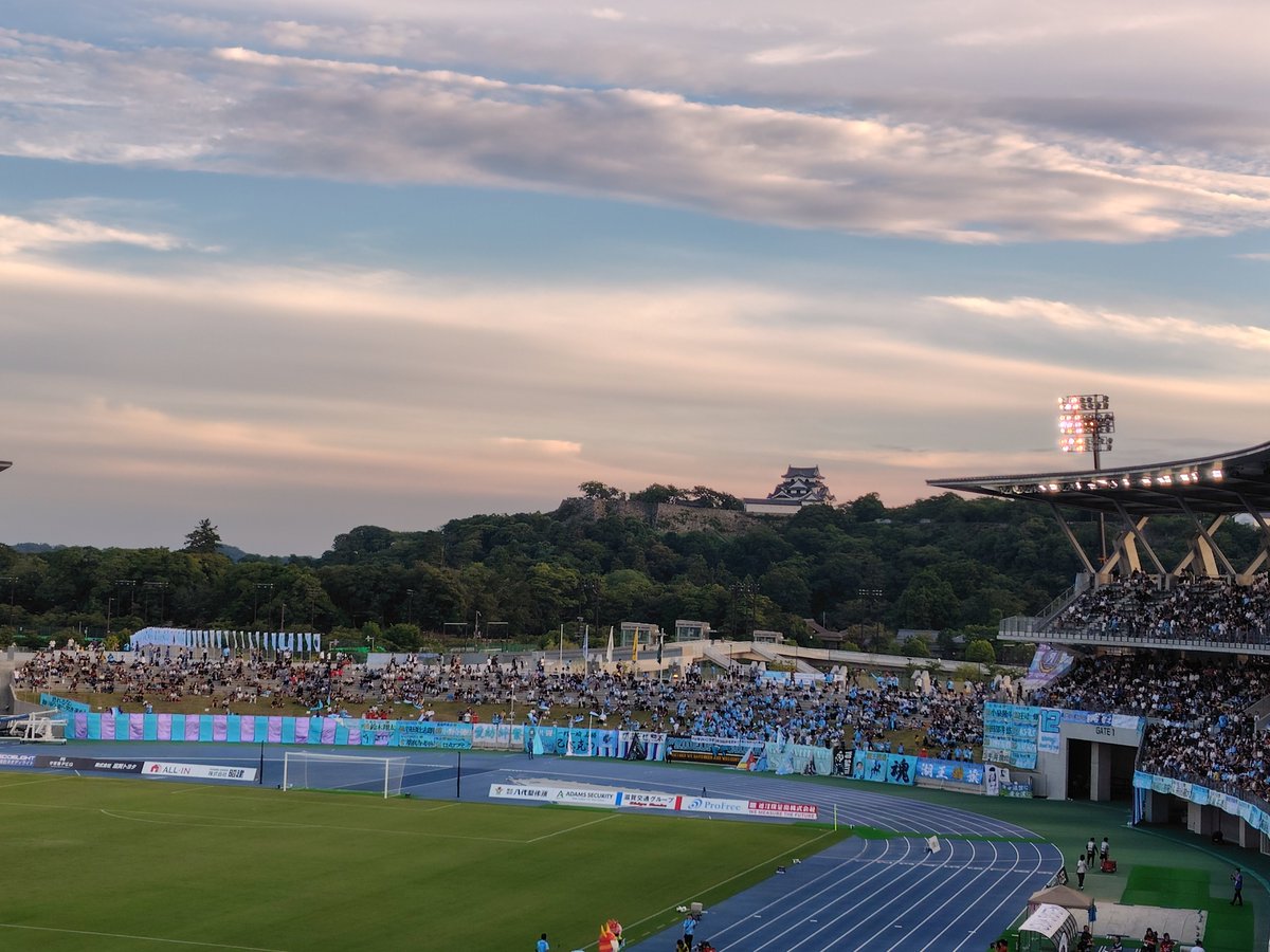 WPSyamar's tweet photo. 試合とは全く関係ないですが、
スタジアム🏟️から国宝五城の一つの彦根城が結構な至近距離で見られるのは
なかなか良いモノかも･･･🤤
#FC岐阜 #レイラック滋賀
#彦根城 #国宝 https://t.co/d48IcQxam4